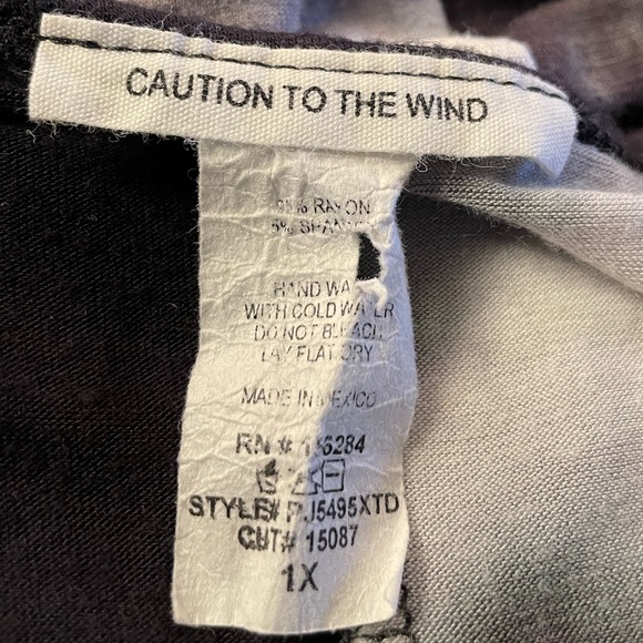 Caution to the Wind Black & White Tie Dye Graphic Short Sleeved Shirt, sz 1X - Picture 3 of 3